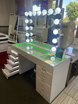 White Hollywood Vanity Desk with Lighted Mirror