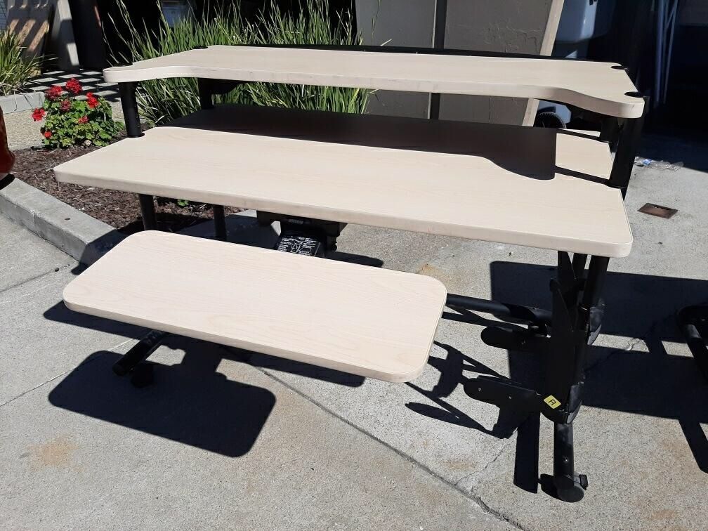 Desk on wheels standing