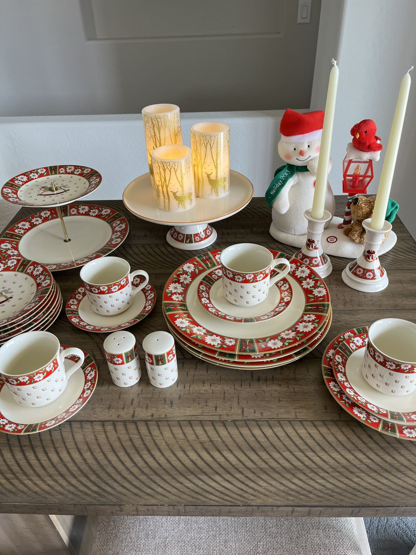 Christmas Dinner Ware Set for 4