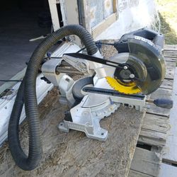 Kobalt Lowes 7-1/4-in 9-Amp Single Bevel Sliding Compound Corded Miter Saw with Laser Guide
Item #358937 Model #SM1850LW