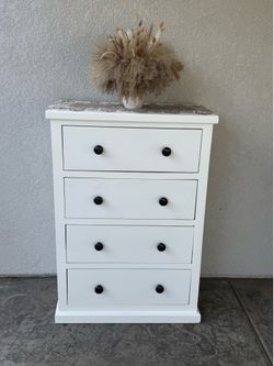 Tall dresser, with 4-Drawer
