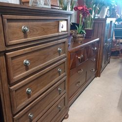 Dressers And Nightstands. /. Cajoneras Y Burós 