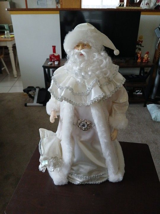 Winter SANTA TABLE CENTERPICE/ TREE TOP Awsome, Cond. Now ! $15 firm !!