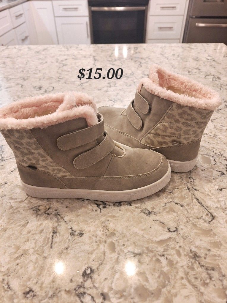 BRAND NEW Girls Boots - Size 3