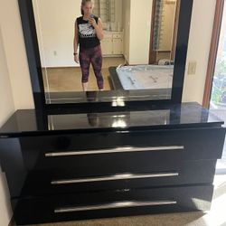 Dresser With Mirror 
