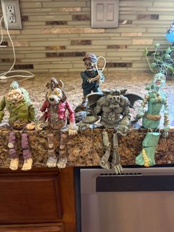 Halloween ledge, sitting figurines
