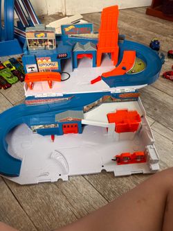Hot Wheels Car Wash & Service Station Playset