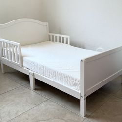 Delta Children Bennett wood toddler bed With 5” Safety 1st Mattress