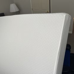 New Zinus 8 inch Queen sized Memory foam mattress  - purchased 1 month ago