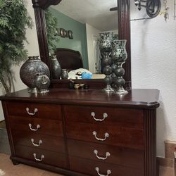 Dresser With Mirror 