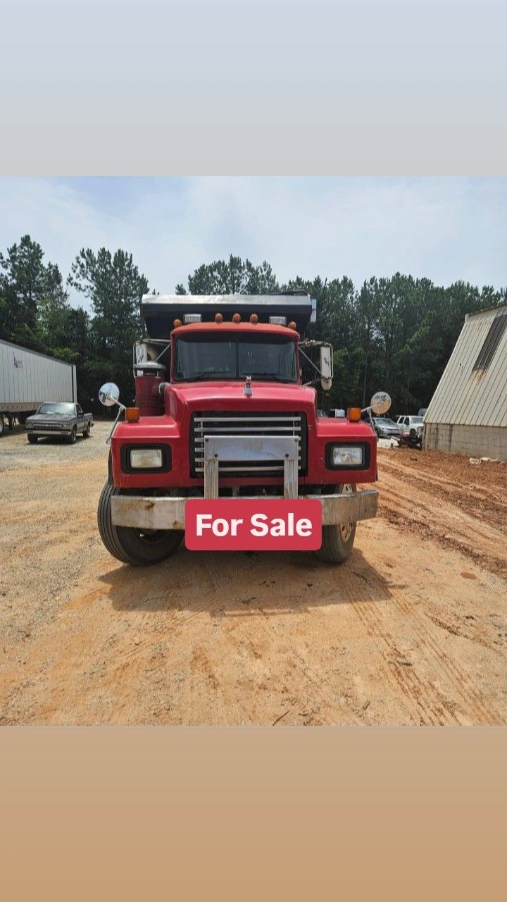 DUMP TRUCK