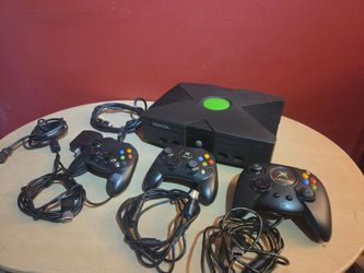 2002 Xbox console + 3 remote controllers, Microsoft video game system