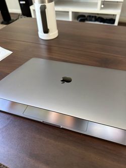 Fast powerful MacBook Pro 15-inch 2018 Touch Bar - Core i7, 16GB RAM, 256GB SSD, Radeon Pro 555X
