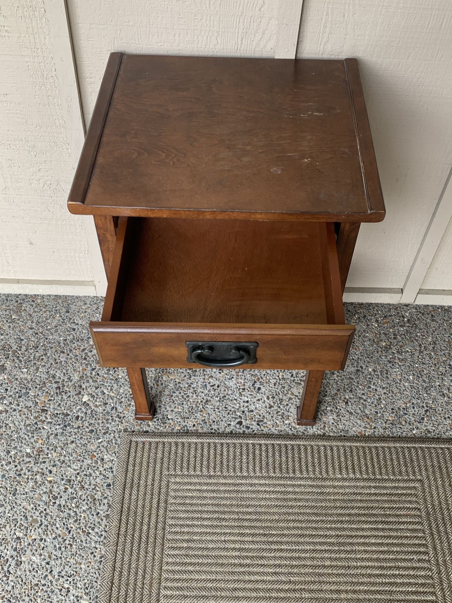 Antique-Style Wooden Side Table with Drawer & Shelf – Sturdy & Charming!