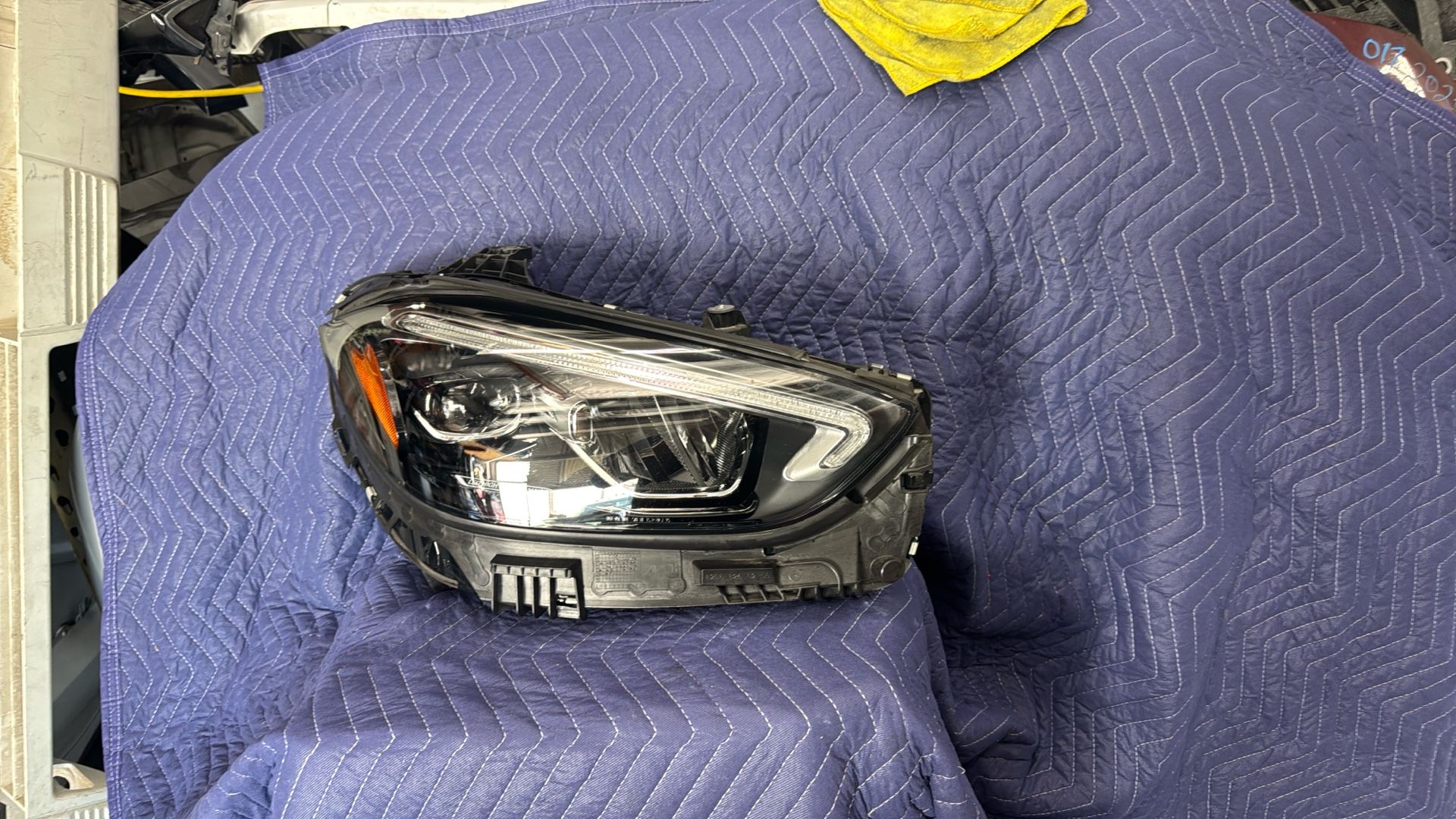2022 2025 Mercedes C300 right Headlight,