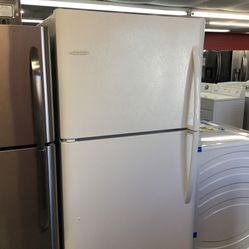 Frigidaire 20 Cu Ft Top And Bottom Fridge. 1 year Warranty 