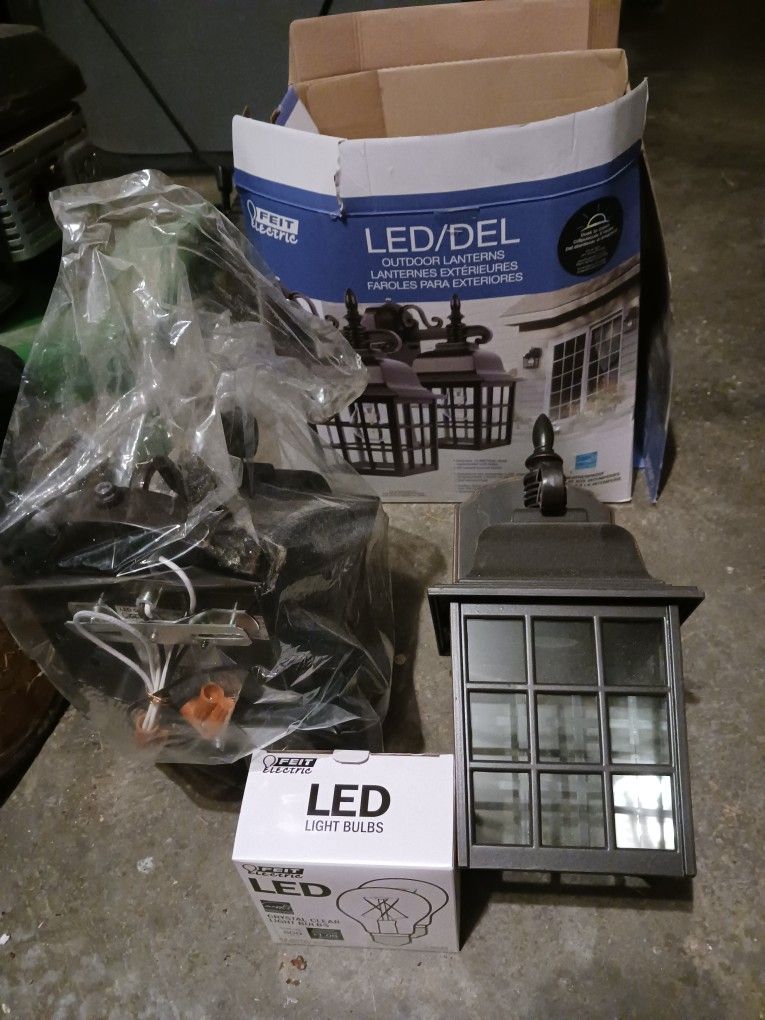 2 LED House Lights
