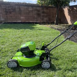Greenworks 40V 19 Cordless Battery Walk-Behind Mower with 4.0Ah Battery &  Charger 2524902 