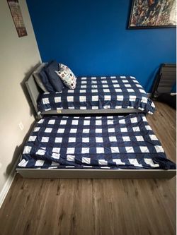 Twin Daybed with Pull-Out Trundle – Excellent Condition!