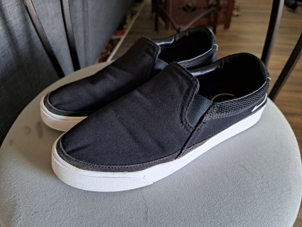 Nike Women's Court Legacy Slip-on