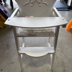 Kids play highchair.