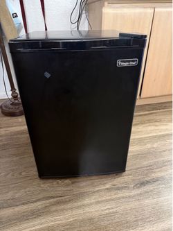 Refrigerator  Magic Chef 2.6 cu. Ft/ Mini Fridge
