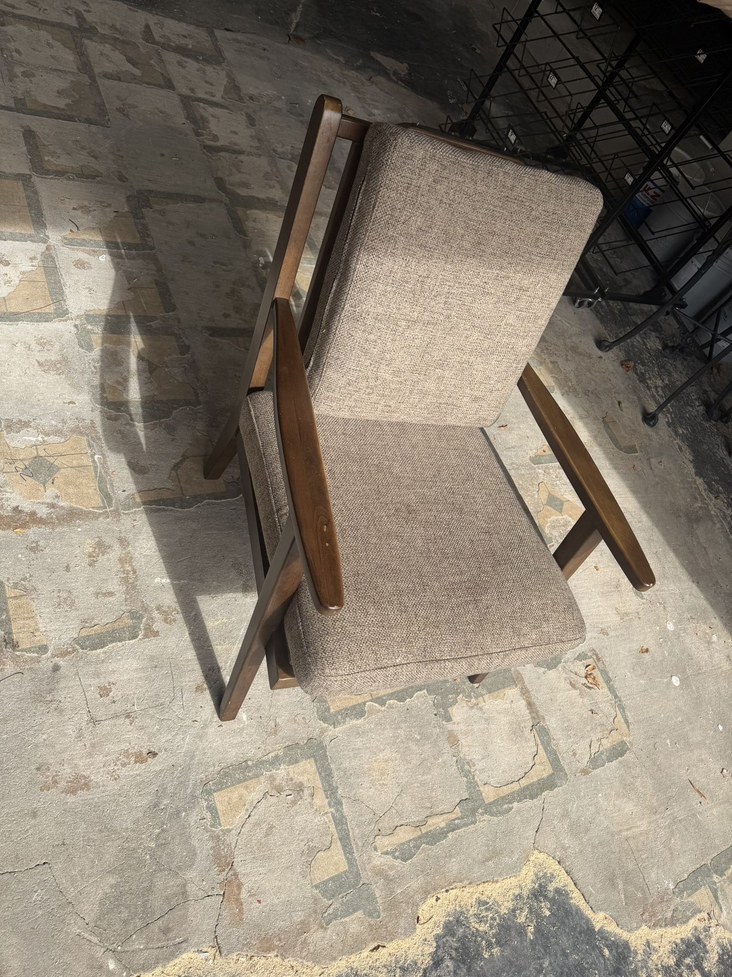 Mid-Century Modern Accent Chair – sturdy frame, comfy cushion, and timeless design