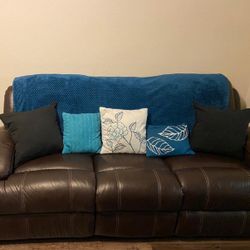 Reclining Faux Leather Couch./ Sofá Reclinable, Imitación cuero.