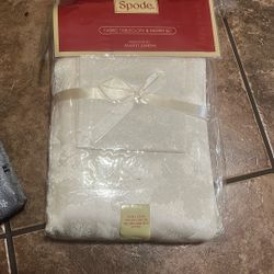 BRAND NEW TABLECLOTH WITH NAPKINS OBLANG 60x 120 in h