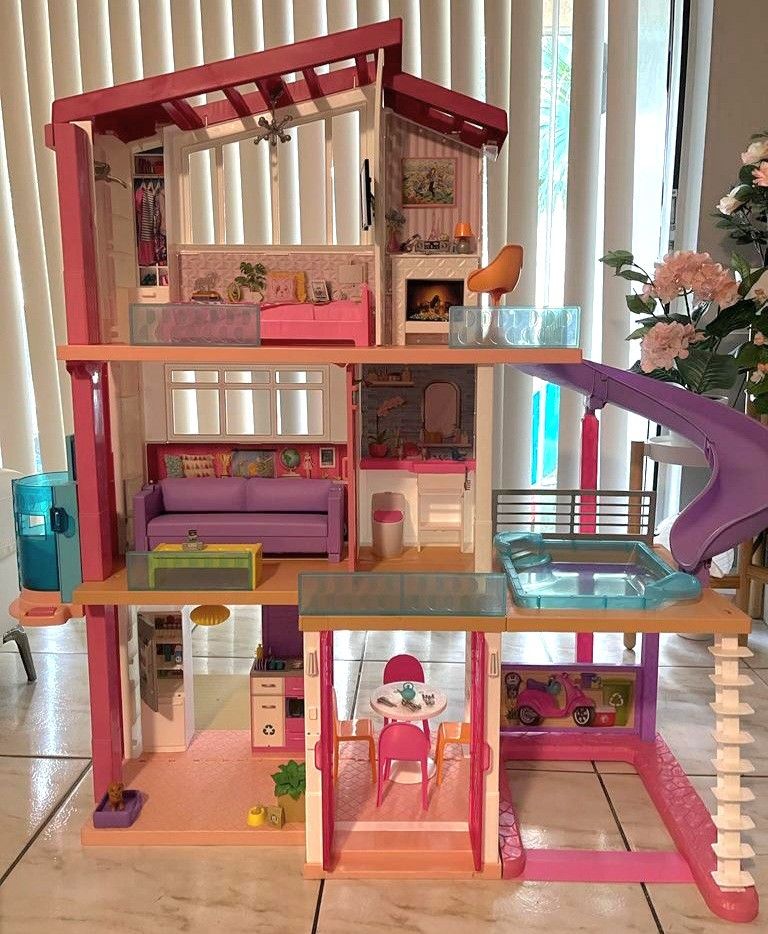 Beautiful Barbie House with 75 Mattel Accesories