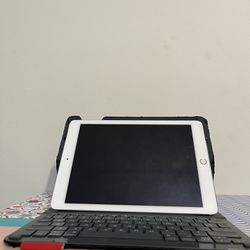 iPad Air 2 (2014, used) plus Logitech bluetooth keyboard case