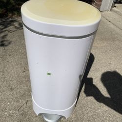 Munchkin Diaper Pail W/ Supplies