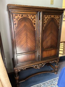 Breakfront w/shelves