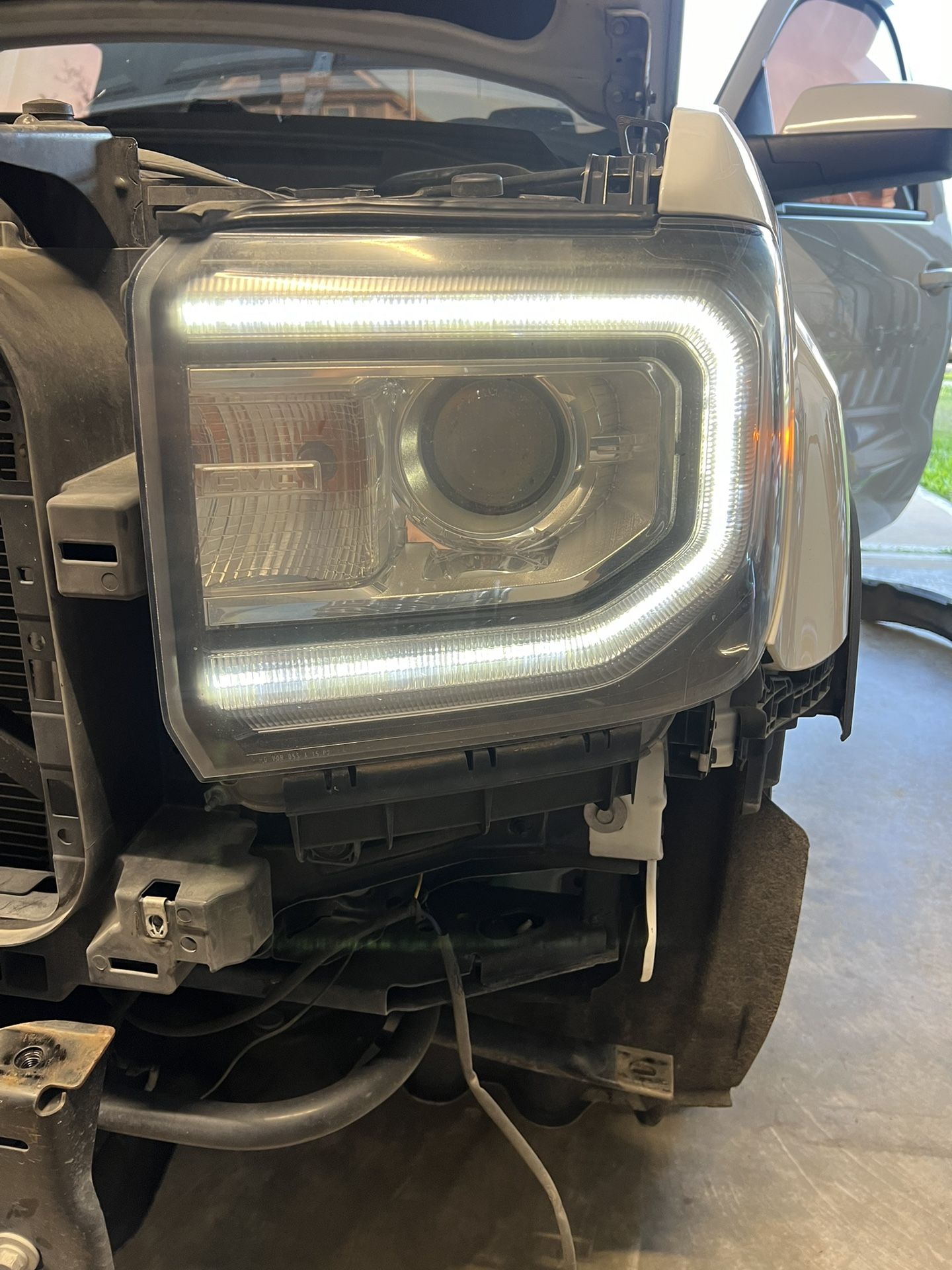2014-2018 GMC Sierra Headlight