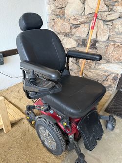 Quantum edge 2..0 wheelchair new batteries include charger