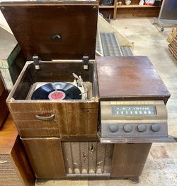 (As-Is)Vintage 1940s RCA Victor Victrola Radio Phonograph Console - Project / Parts