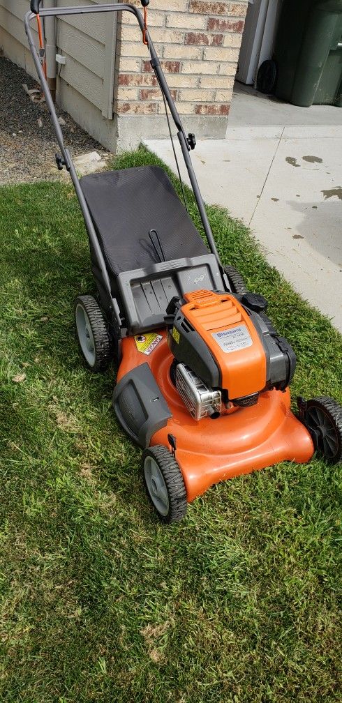 Husqvarna Lawnmower-Model LC 121 P