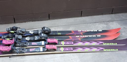 2 pairs of skiis