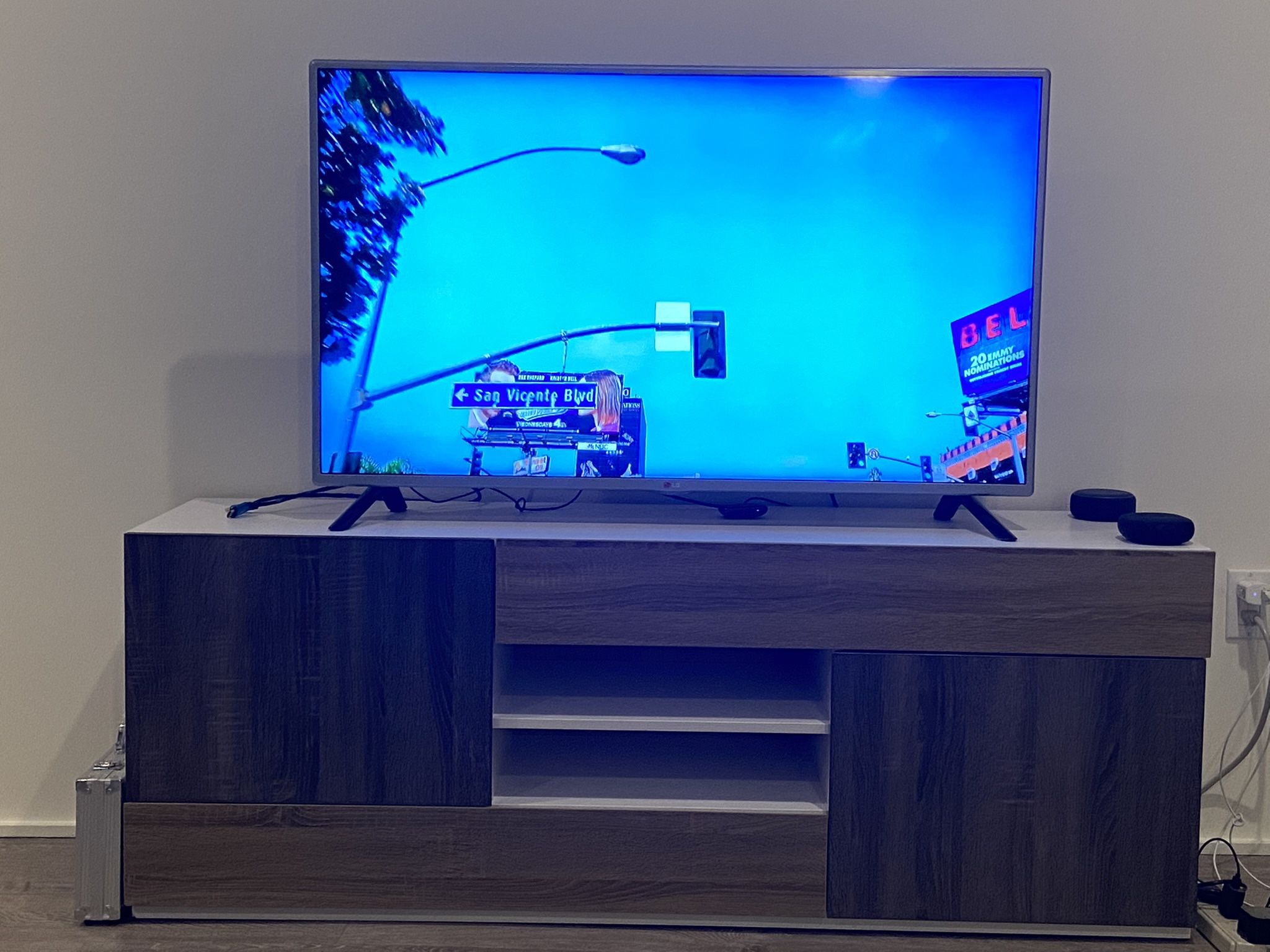 Modern LG 47 Inch LED TV 47LB5900 HDTV