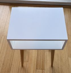 1 Gloss White Side Table 