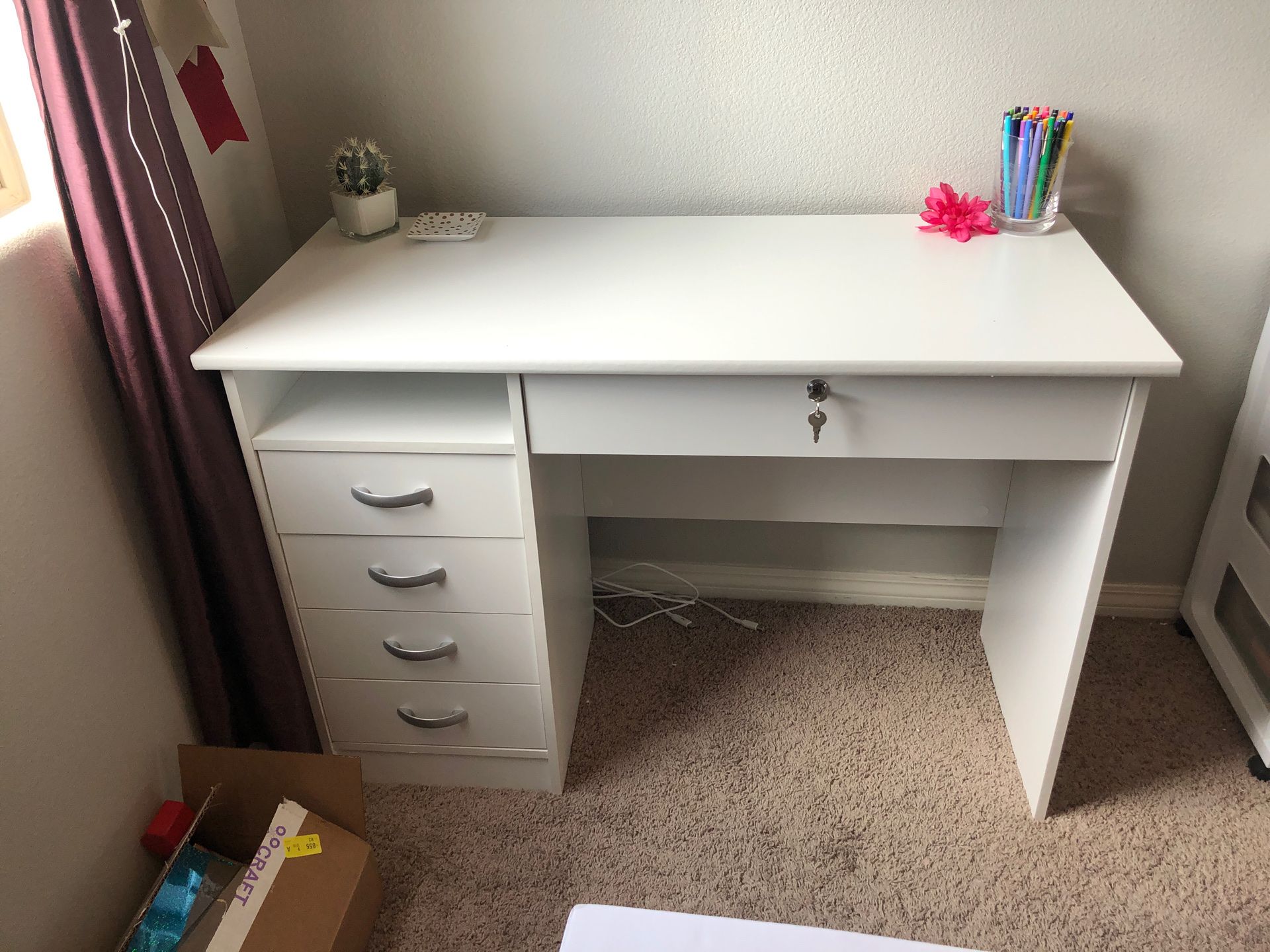 White desk with drawers