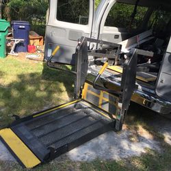 Elevador Para Silla De Ruedas.En Buen Estado ... Capacidad 800 Libras ....