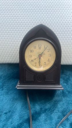 This is a vintage Telechron electric Art Deco cathedral-style desk clock.