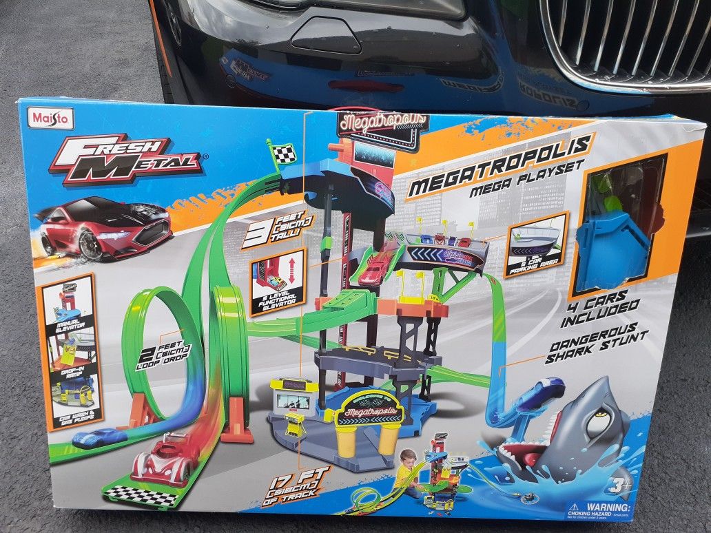 FRESH METAL/MEGATROPOLIS MEGA PLAYSET.