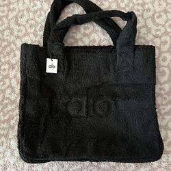 Alo Black Sherpa Bag DISCONTINUED $100 **READ DESCRIPTION**