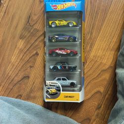 Hot wheels “car Meet” 5 Pack 