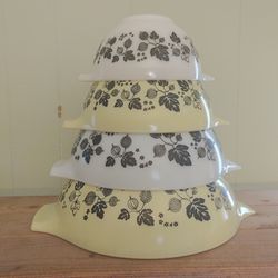 4 Vtg PYREX Gooseberry Yellow, Black & White Cinderella Mixing Bowls Set nesting

