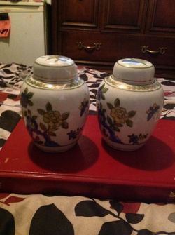 2 vintage urn vase's with a lid