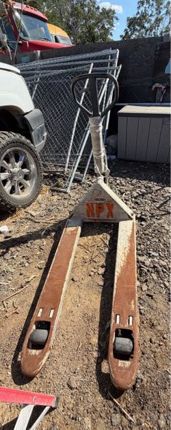 🔥 Crown Pallet Jack – $149 – Working – CASH ONLY 🔥