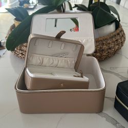 Jewelry  organizer case” → organizador 